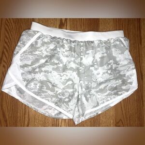 Under Armour NEW with tags loose fit heat gear shorts with liner & inside pocket